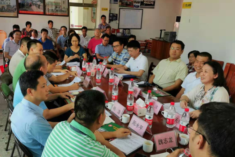 上图为考察组在河源柏埔镇复兴村委召开考察对接会.png 上图为考察组在河源柏埔镇复兴村委召开考察对接会.png
